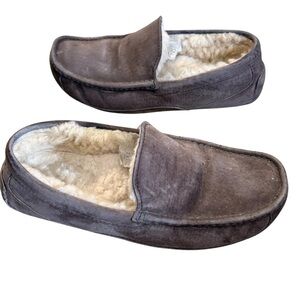 UGG men’s Brown Suede Loafers Slippers 9